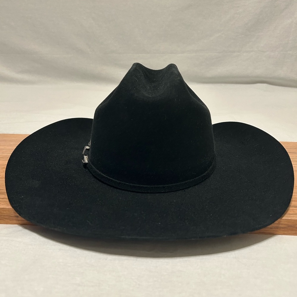 Resistol George Strait designed black men’s cowboy hat 7-3/8 size.